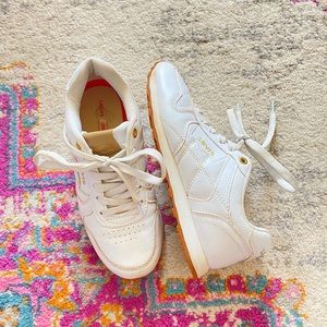 Off white Levi’s sneakers